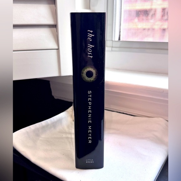 📚✨ Vintage 2008 The Host by Stephenie Meyer – Hardcover First Edition Vibes! ✨ - Picture 5 of 16